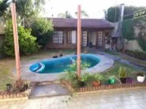 Casa 4 ambientes con 2 baños