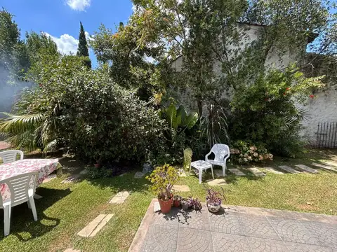 Venta casa 4 ambientes con departamento y pileta