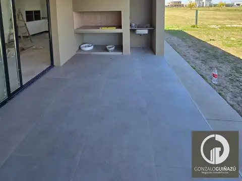 Casa en Alquiler con 2 cocheras