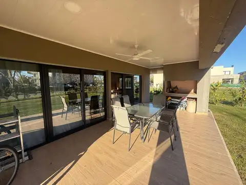 Casa 4 ambientes con 3 baños