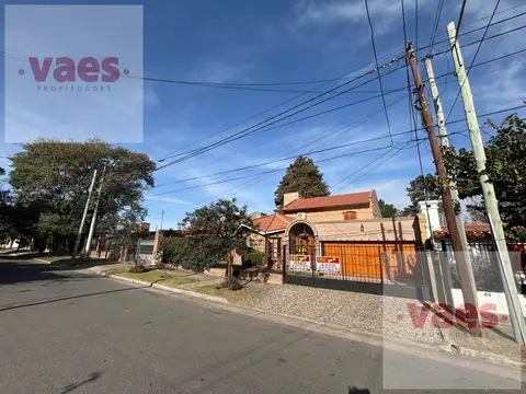 ALQUILER – Casa de 4 dormitorios con pileta, Quincho y gran terreno en Villa Belgrano