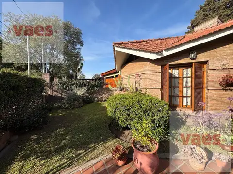Casa 8 ambientes con 3 baños