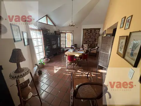 Casa en Alquiler con 3 cocheras