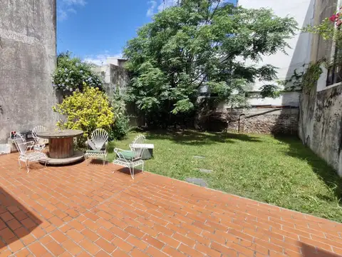 CASA EN VENTA DE 6 AMBIENTES CON UN JARDÍN PATIO LUMINOSO