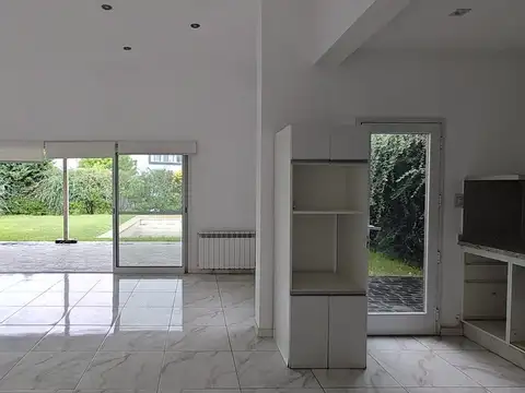 Casa en Alquiler con 3 cocheras