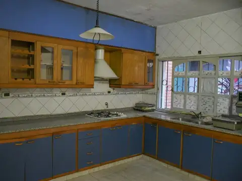 Casa al frente de 3 dormitorios,Local comercial al publico y Cuadra de Panaderia en Venta.