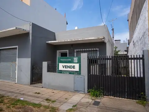 Venta casa 3 ambientes con local y deposito en San Justo.