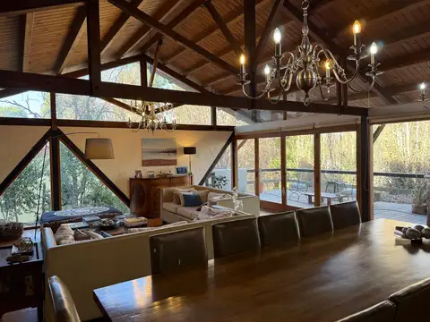 Casa en Alquiler con 2 cocheras