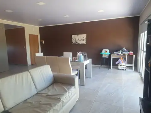 SE VENDE HERMOSA CASA CON LOCAL COMERCIAL EN VILLA ELISA ENTRE RÍOS