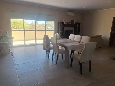 SE VENDE HERMOSA CASA CON LOCAL COMERCIAL EN VILLA ELISA ENTRE RÍOS