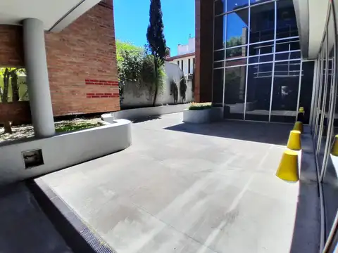 Oficina en Alquiler con 8 cocheras