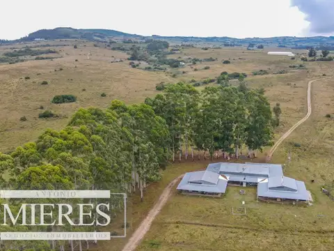 Campo con casa e instalaciones en Pueblo Edén 89ha