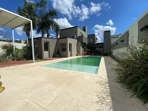 VENTA CASA  DOS PLANTAS BARRIO ESTE