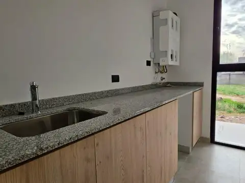 Casa 4 ambientes con 2 baños