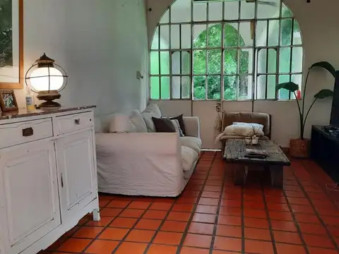 Casa con gran parque en Urquiza al Oeste