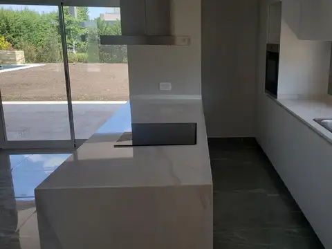Casa en Venta con 4 cocheras