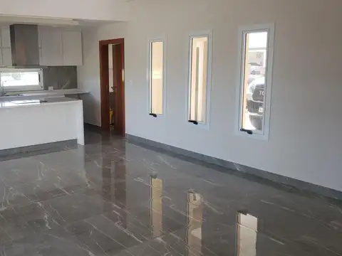 Casa 5 ambientes con 4 baños