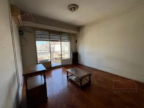 Venta - Departamento - 4 ambientes - Cochera - A refaccionar - Peron 1400