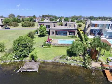 Casa en Venta con 2 cocheras