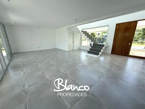 Casa 4 ambientes con 4 baños