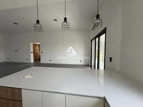 Casa en venta Moderna de 4 ambientes. Barrio Santa Sofia 100
