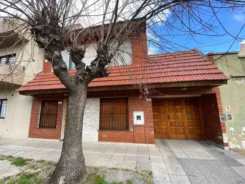 VENTA EN BLOCK 2 CASAS CON COCHERA Y GRAN JARDÍN