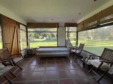 CASA EN VENTA CON PARQUE DE 4600M2, EN ZONA CENTRAL DEL CLUB DE CAMPO EL MORO, MARCOS PAZ