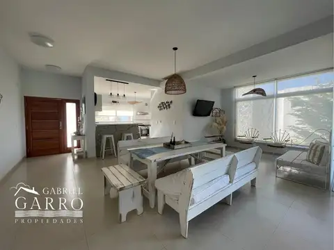 Casa 4 ambientes con 2 baños