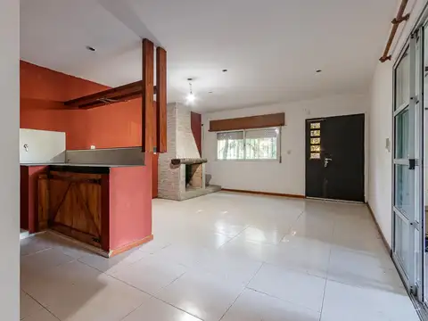 Casa 5 ambientes con 2 baños