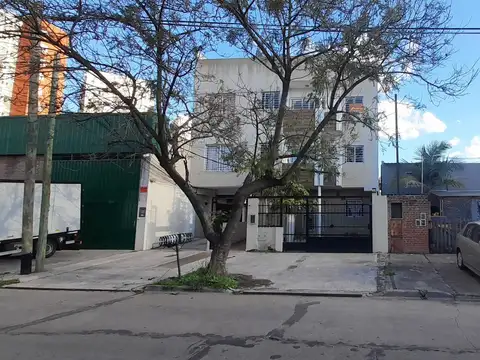 ESTUPENDO 2 AMBIENTES 2º PISO FRENTE CON COCHERA Y TERRAZA