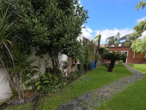 Casa en Venta con 4 cocheras
