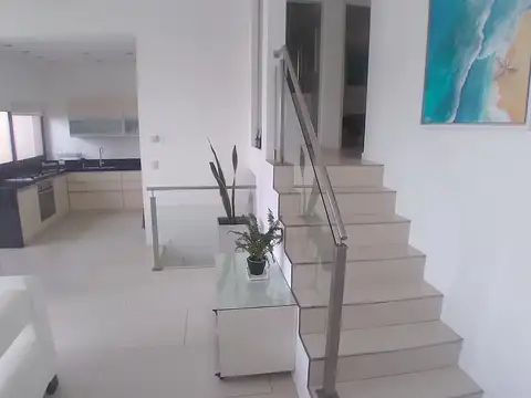 En Venta, depto 5 amb. frente al mar, Villa Gesell, Zona Centro.-