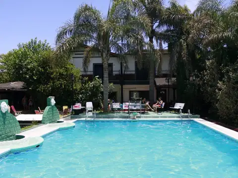 Venta Casa en Funes, altura Garita 9, 4 dormitorios, piscina, parque.