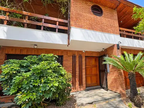 CASA 6 AMBIENTES CON JARDÍN, QUINCHO, COCHERA, PISCINA y DEPENDENCIAS EN VENTA EN VILLA DEL PARQUE