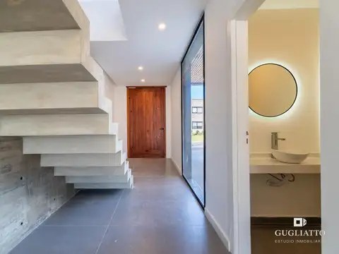 Casa 4 ambientes con 3 baños