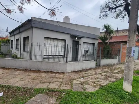 EXCELENTE CASA DE 3 AMBIENTES CON COCHERA
