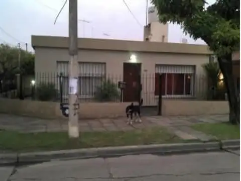 EXCELENTE CASA DE 3 AMBIENTES CON COCHERA