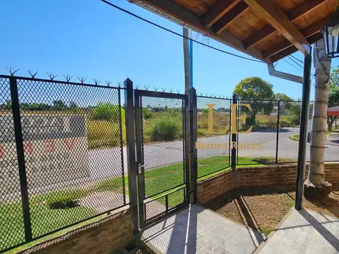 Casa en Alquiler con 2 cocheras