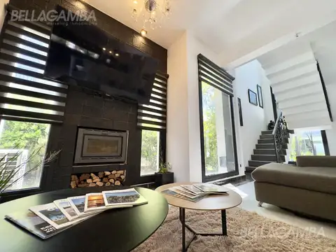 Casa en Alquiler con 2 cocheras