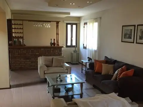 Casa en Venta con 3 cocheras