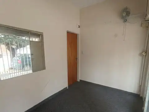 Local Comercial en excelente ubicación con vidirera y oficina