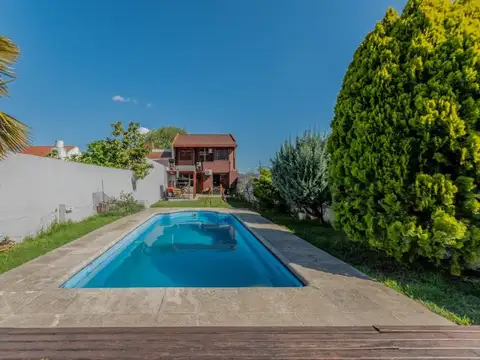 CASA APTO CREDITO. JARDIN - PILETA - PARRILLA - COCHERAS. BANFIELD OESTE.