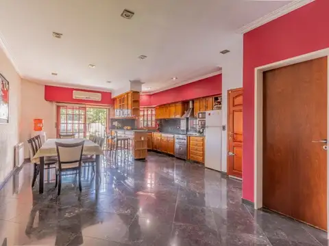 CASA APTO CREDITO. JARDIN - PILETA - PARRILLA - COCHERAS. BANFIELD OESTE.