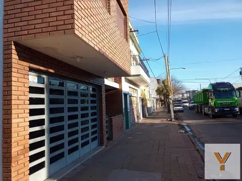 Casa en venta - 4 Dormitorios 2 Baños - Villa Elvira