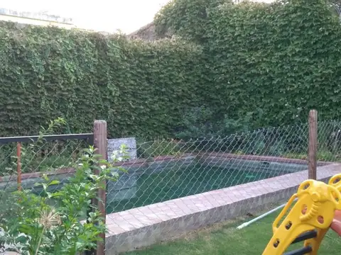 Casa 9 ambientes con 2 baños