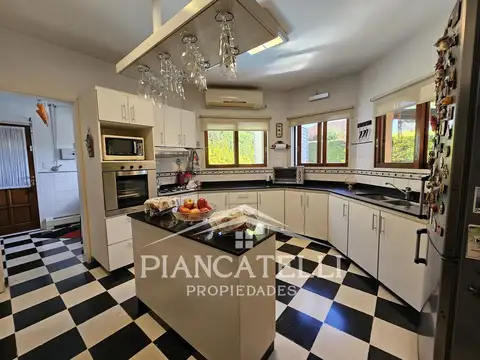 Casa 5 ambientes con 4 baños