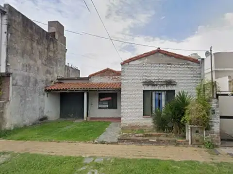 CASA A REFACCIONAR 2 DORMITORIOS - COCHERA CUBIERTA