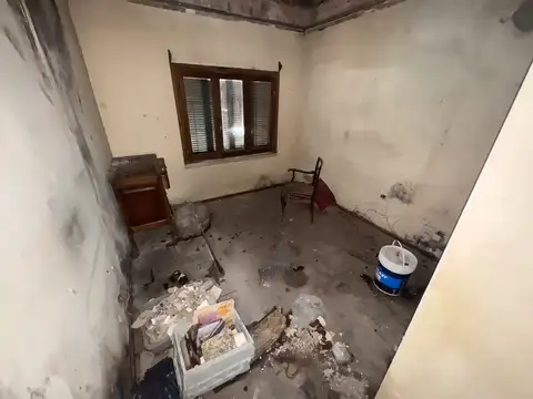 CASA A REFACCIONAR 2 DORMITORIOS - COCHERA CUBIERTA