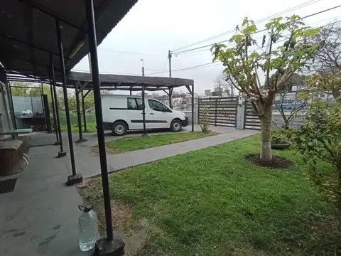 Casa 8 ambientes con 4 baños