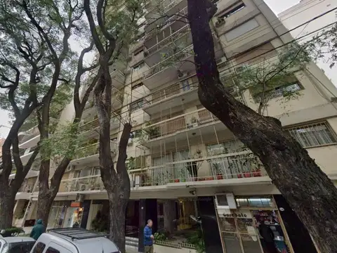 DEPARTAMENTO DE TRES AMBIENTES CON DEPENDENCIA, COCHERA Y BAULERA A MTS. DE AVDAS lACROZE Y CABILDO